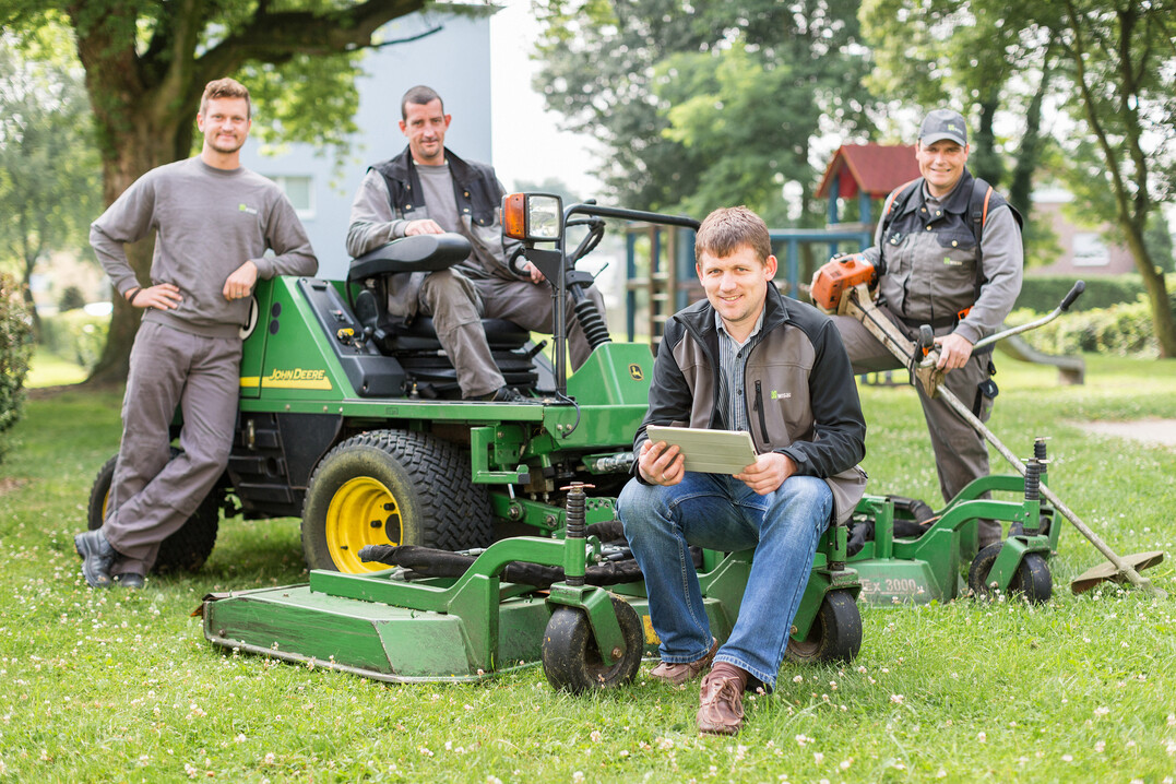 Seit mehr als 30 Jahren errichtet, pflegt und managt das Unternehmen Auenanlagen  inzwischen als einer der grten GaLaBau-Betriebe in Deutschland. Insgesamt 690 Mitarbeiter sind in Niederlassungen im ganzen Bundesgebiet im Einsatz. 