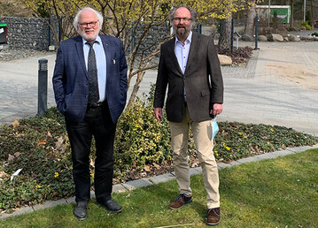  Thomas Schmale (rechts) und sein Nachfolger Ludger Plamann auf dem Gelnde des HHL am Hellgrundweg