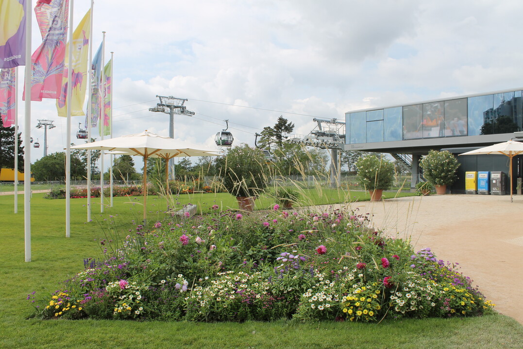 Fr das sehr groe Engagement bei der Pflege verschiedener Ausstellungsbereiche im Spinelli-Park der BUGA Mannheim 2023 erhielt die Seitz Garten- und Landschaftsbau GmbH & Co. KG
den Ehrenpreis des Bundesverbands Garten-, Landschafts- und Sportplatzbau.