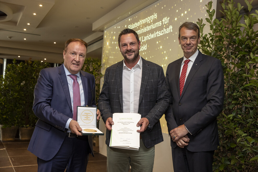 Den Bundesehrenpreis in Gold des BMEL fr den Themengarten Auszeit der Firma Seitz
Garten- und Landschaftsbau GmbH und Co. KG: Ministerialdirigent Walter Dbner (links)
berreichte den Preis an Geschftsfhrer Jochen Seitz (Mitte), mit dem scheidenden BGL-Prsidenten Lutze von Wurmb (rechts).