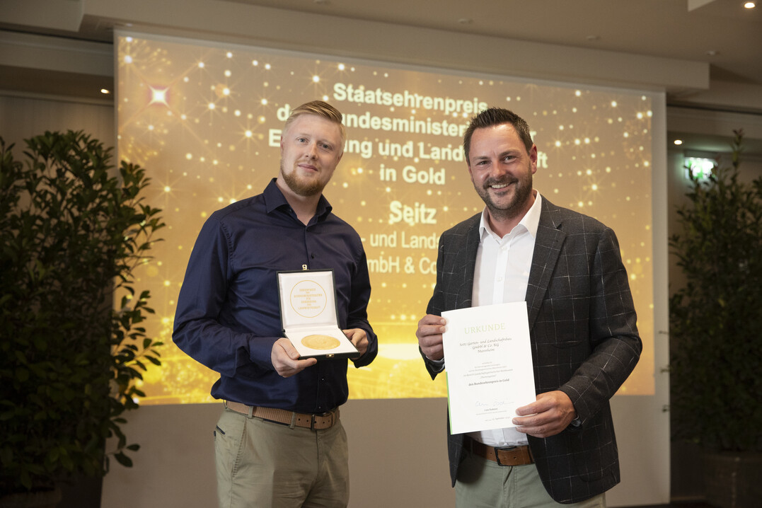 Freuen sich ber den Bundesehrenpreis in Gold des BMEL: Geschftsfhrer der Firma Seitz,
Jochen Seitz (r.) und Simon Schwab, Bauleiter fr Gartenpflege bei Seitz.