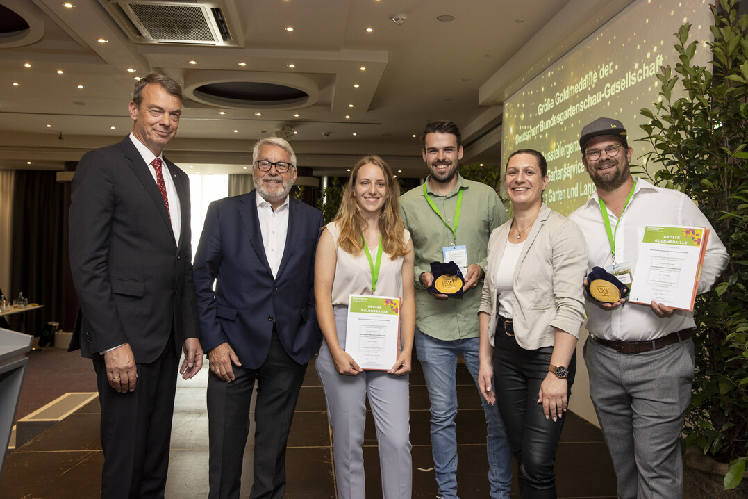 Die Groe Goldmedaille der DBG verliehen (v.li.) Lutze von Wurmb und DBG-Geschftsfhrer
Jochen Sandner gemeinsam mit Lydia Frotscher (2 v. rechts), Ausstellungsbevollmchtigte der
DBG, an die Ausstellergemeinschaft ERDA Gartenservice GmbH und Jung Garten und Landschaft
fr ihren Grnen Ruhegarten auf der BUGA. Die Preistrger waren vertreten durch: Franziska
Mann und Sven Ding (Mitte) sowie Geschftsfhrer Alexander Jung (rechts).