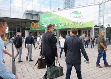 Die GaLaBau ist die weltweit umfassende Gesamtschau fr Planung, Bau und Pflege von Urban-, Grn- und Freirumen. Die Fachbesucher sind Betriebe des Garten-, Landschafts- und Freiflchenbaus, Landschaftsarchitekten, sowie Planer aus Behrden des Bundes, der Lnder und Kommunen sowie Motorgerte-Fachhndler und Landmaschinenhndler.