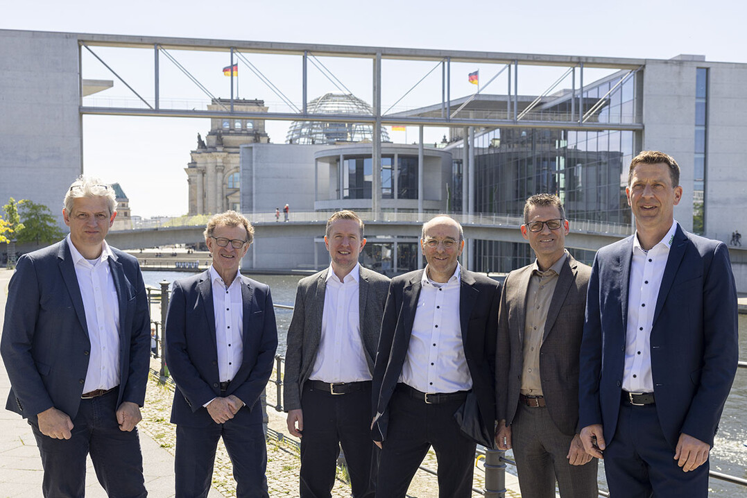 ie Referenten, v.l.n.r.: Prof. Dr. Heiko Sieker (Ingenieurgesellschaft Prof. Dr. Sieker mbH), Martin Lienhard (Mall GmbH), Dr. Tim Peters (Provinzial Holding), Markus Böll (Mall GmbH), Dr. Gunter Mann (Bundesverband GebäudeGrün e.V.) und Christoph Schulze Wischeler