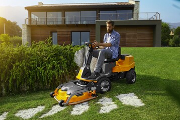 Der neue e-Park 220 aus dem Hause Stiga sorgt mit seinen innovativen Lithium-Ionen-Akkus fr beste Ergebnisse auf Flchen von bis zu 2.000 qm.