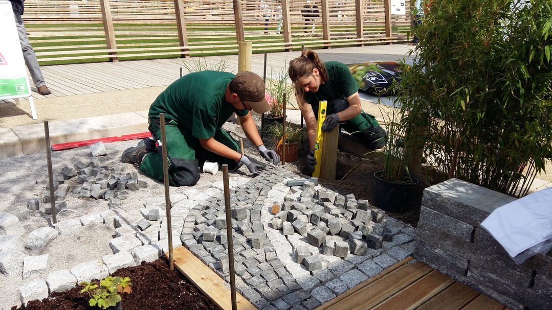 Victoria Wlk (rechts) vom Ausbildungsbetrieb Potsdamer Garten Gestaltung GmbH aus Werder und Tobias Seidel von der Rder GmbH aus Potsdam in Aktion