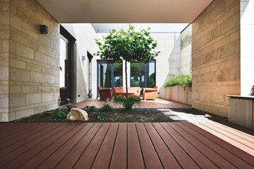 Von auergewhnlichen Aufenthaltsbereichen handelt der neueste Referenzbericht von NATURinFORM:
(Dach-)Terrassen und Patio des Firmengebudes Ludwigsgarten der Schabmller-Gruppe in Ingolstadt (BY).
 