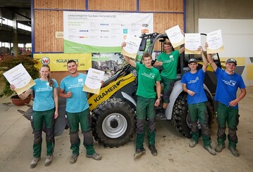 Die drei erstplatzierten Teams (links zweiter Platz, Mitte erster Platz, rechts dritter Platz).