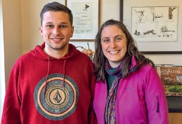 Yannick Schumacher mit 
Ausbilderin Melina Handte, nachdem er 2016 seinen Ausbildungsvertrag bei Albrecht Bhler Baum & 
Garten in Nrtingen unterschrieben 
hatte. Er ist inzwischen fertig 
und war 2019 Vizemeister beim 
Landschaftsgrtner-Cup in 
Baden-Wrttemberg.
 