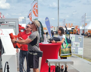 Birchmeier, Stand B-282: Wer Geschicklichkeit, Zielgenauigkeit und Geduld beweist, hat tglich die Chance auf einen attraktiven Preis - ein akkubetriebenes Rckensprhgert REB 15 (im Wert von rund 600 ). Mit dem Akku-Sprhgeblse AS 1200 sind verschieden groe Blle in Krbe zu befrdern  nur durch das Variieren des Luftstroms. Wer die Aufgabe am schnellsten meistert, gewinnt das hochwertige Gert.

Vorbeischauen und mitspielen lohnt sich! 
www.birchmeier.com