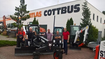 (v.l.n.r.): P. Kube -Verkaufsberater Atlas Cottbus, R. Bosch  Vorfhrer Bobcat, R. Palicka  Inhaber und Geschftsfhrer Atlas Cottbus, T. Flieger  Inhaber und Geschftsfhrer Atlas Cottbus, R.  Bobcat District Manager