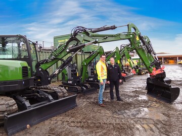 Geschftsfhrer Immo Herbst (links) und Andreas Dallmeier, Verkufer von Bobcat Offenbach (rechts) vor den neuen Bobcat E20 und Bobcat E85 mit Verstellausleger. 