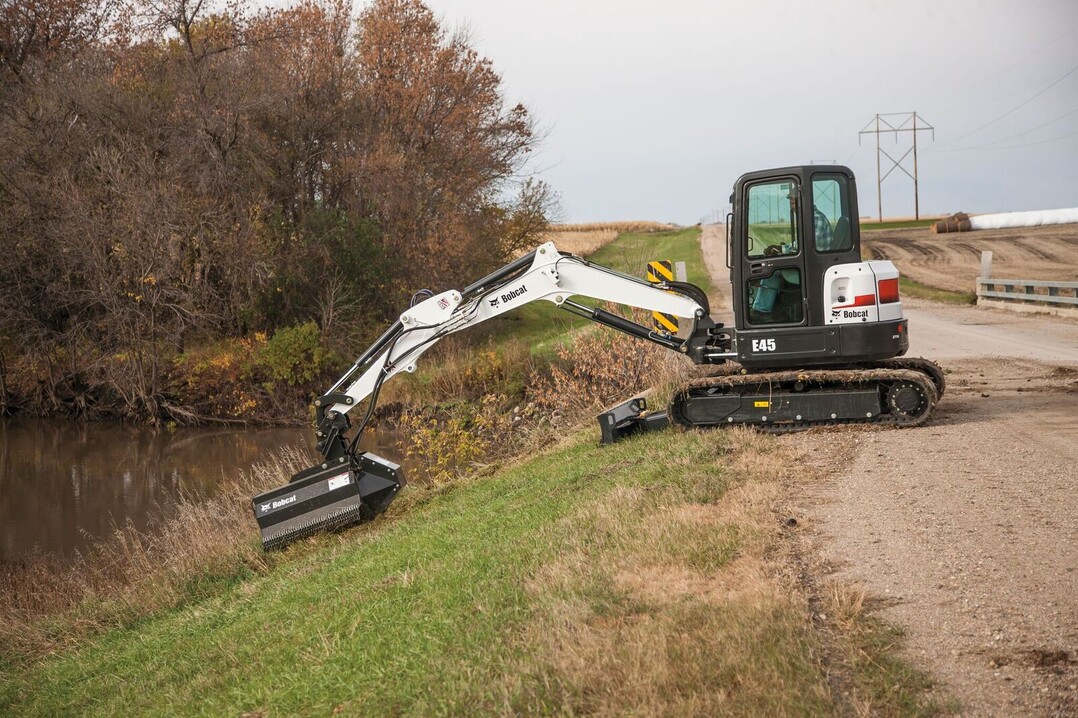 Der Bobcat E45 mit Schlegelmäher-Anbau im Einsatz