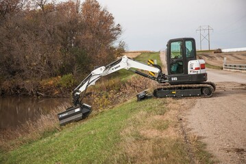 Der Bobcat E45 mit Schlegelmher-Anbau im Einsatz