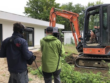 Filmaufnahmen fr das Format Die 
Gartenretter des ZDF-Magazins drehscheibe. Mit umfangreichen Bodenarbeiten 
startete die Firma Die Knigsgtler die Aktivitten auf der Baustelle.
