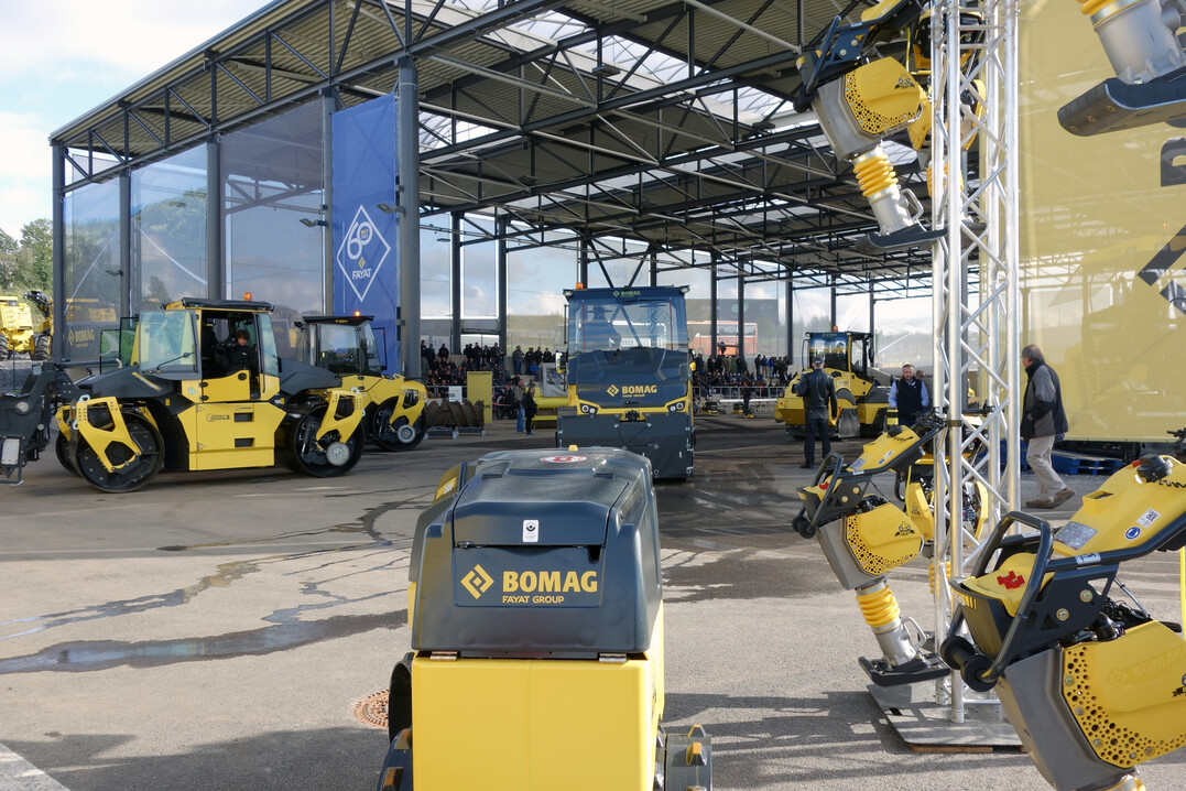 Erstmals in diesem Jahr erlebten Kunden aus aller Welt während der „BOMAG Innovation Days“ im neuen, überdachten Vorführgelände die neuen Maschinen und Verfahren von BOMAG.