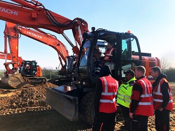 Training am Bagger: Die Mechaniker wissen jetzt, wie sie eine Maschine von A nach B sicher bewegen knnen. 