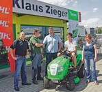 V. l.: Robert Berger, Stihl- und Viking-Verkaufsberater, Stefan Zieger, Werkstattleiter bei Händler Zieger, Gewinner Markus Werner mit Sohn und Annette Schmied, Firma Zieger.