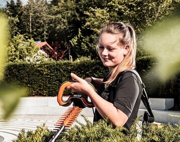 Landschaftsgrtnerin, Studentin der Landschaftsarchitektur und Medienprofi: Carina Hoffmann hat sich nicht nur als (Azubi-)Bloggerin fr den Ausbildungsberuf Landschaftsgrtnerin im Blog des Ausbildungsfrderwerks (AuGaLa) stark gemacht  mit lebendigen Inhalten aus ihrem Ausbildungsalltag als angehende Landschaftsgrtnerin frs Azubi-Blog und den Instagram-Kanal. Auch vertrat die junge Frau ihr Gewerk sogar gleich zweimal im Fernsehen, bei zwei Azubi-Challenges (in der ZDF Drehscheibe). Eine engagierte Botschafterin fr eine Ausbildung zur Landschaftsgrtnerin!