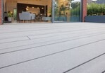 Selbst bei Nässe gibt "Cedral Terrasse" natürlichen Halt und hält starker Beanspruchung und Witterung problemlos stand, ohne geschliffen, beschichtet oder geölt werden zu müssen.
EFH in Waregem (BE), Cedral Terrasse in TR05 Sanftes Grau.