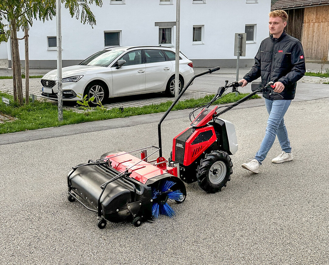 Kompakt im Einsatz mit original KPPL Kehrmaschine KL