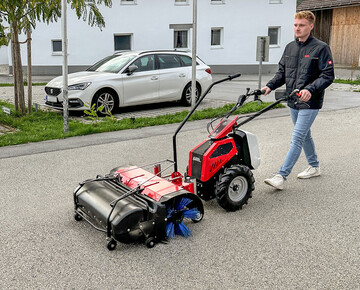 Kompakt im Einsatz mit original KPPL Kehrmaschine KL