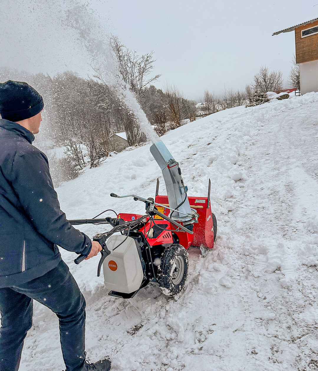 Dank optimierter Ladetechnik auch im Wintereinsatz leistungsstark: Der Compakt Easy eDrive STIHL mit original KPPL Schneefrse SFK.