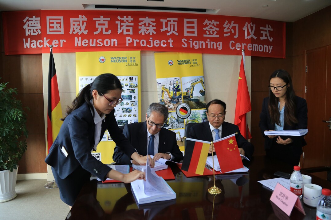 Vertragsunterzeichnung in Pinghu, China: v.l.n.r. Herr Cem Peksaglam (CEO Wacker Neuson SE), Herr Zhou Diming (Direktor Pinghu Wirtschaftlich-Technologische Entwicklungszone)