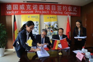 Vertragsunterzeichnung in Pinghu, China: v.l.n.r. Herr Cem Peksaglam (CEO Wacker Neuson SE), Herr Zhou Diming (Direktor Pinghu Wirtschaftlich-Technologische Entwicklungszone)