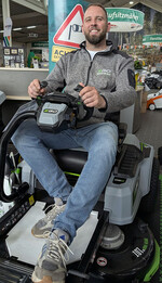 Christian Witte, Vertriebsinnendienst Stavermann GmbH: „Als ganzheitlicher Anbieter bietet uns EGO die Möglichkeit, private und gewerbliche Kunden gleichermaßen anzusprechen. Das neue Flagship-Storekonzept liefert uns zusammen mit den umfangreichen EGO Garantien noch mehr Argumente, viele EGO Produkte zu verkaufen.“