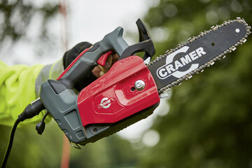 Cramers neue Top-Handle-Kettensge 82TCS15 erleichtert die schwierigsten Arbeiten.