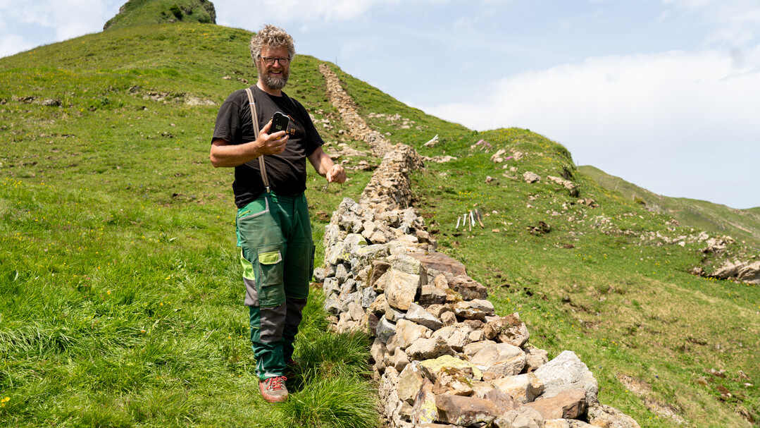 ber 40 Auszubildende sowie Ausbilder aus dem Garten- und Landschaftsbau von insgesamt 12 Betrieben aus dem Groraum Stuttgart sanierten vom 20. bis 23. Juni 2022 die knapp 700 Meter lange und ber 200 Jahre alte Naturstein-Trockenmauer am Hlekopf im Kleinwalsertal.