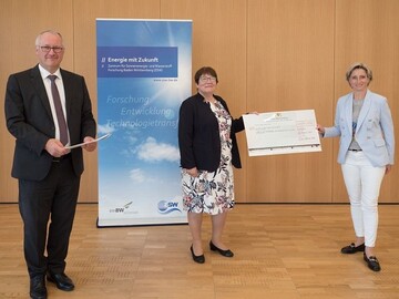 bergabe des Frderbescheids RecycleMaT - v. l. n. r.: ZSW-Vorstand Prof. Dr. Powalla, Leiterin der Batterieforschung Dr. Wohlfahrt-Mehrens und Wirtschaftsministerin Dr. Hoffmeister-Kraut.