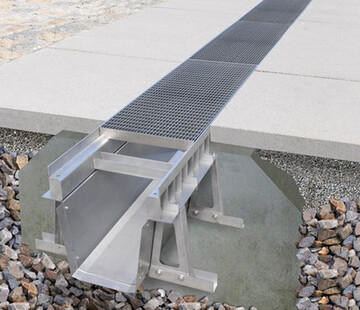 Die neue XXL-Wassersammelrinne FerroMax der Firma Richard Brink eignet sich bestens fr die schnelle Aufnahme groer Niederschlagsmengen auf versiegelten Verkehrs- oder Siedlungsflchen.