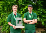 Lucas Rother und Louis Freese als stolze Gewinner mit dem Wanderpokal des Cups.