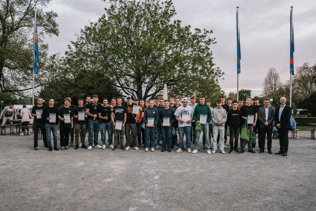 Die 20 besten Teams des Landschaftsgrtner-Cups NRW zusammen mit VGL NRW-Prsident Josef Mennigmann und VGL NRW-Vizeprsident und Vorsitzender des Bildungsausschusses Frank Linneweber.