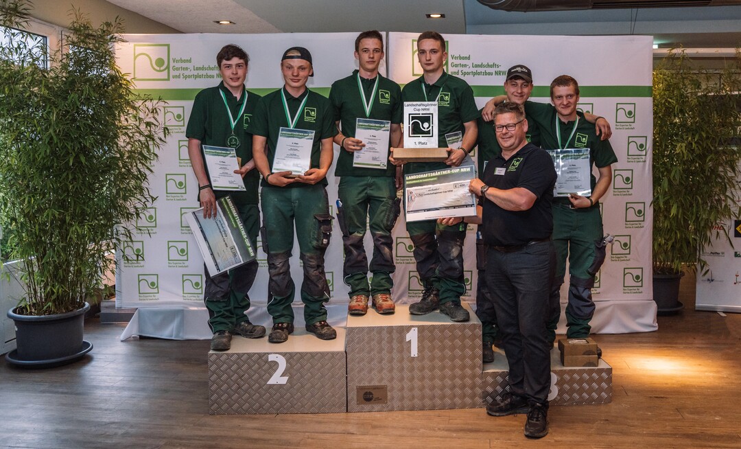 Die sechs besten Auszubildenden des diesjhrigen Landschaftsgrtner-Cups NRW: Nico Schneider und Louis Nowak; Michael Erdmann und Florian Wiese; Matthias Palm und Justin Schneider zusammen mit Frank Linneweber, VGL NRW-Vizeprsident und Vorsitzender des Bildungsausschusses.