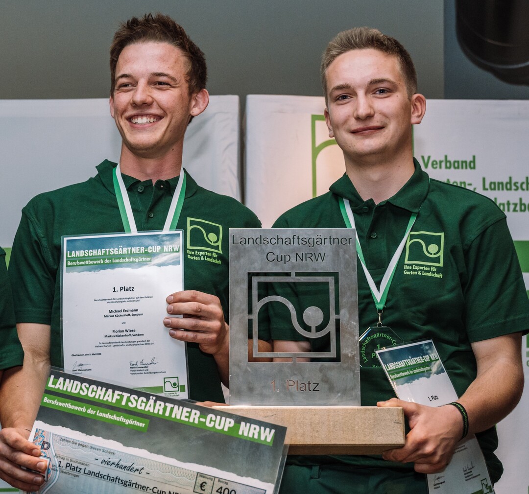 Michael Erdmann und Florian Wiese als stolze Gewinner mit dem Wanderpokal des Cups.