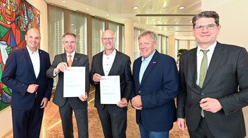 v.l.: Christoph Lau (Geschftsfhrer VGL NRW), Andreas Ehlert (Prsident Handwerk.NRW), Josef Mennigmann (Prsident VGL NRW), Rdiger Otto (Vizeprsident Handwerk.NRW), Prof. Dr. Hans Jrg Hennecke (Hauptgeschftsfhrer Handwerk.NRW).