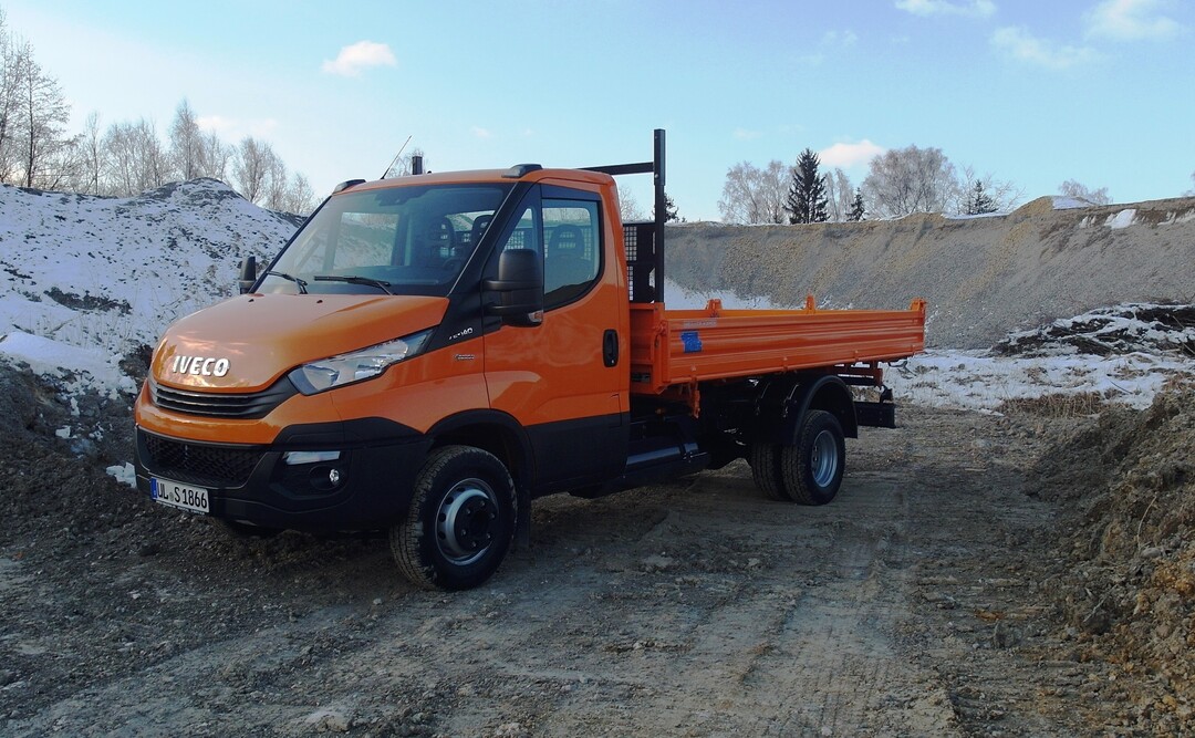 sauber, leise citytauglich und kann alles, was auch ein Diesel kann: IVECO Daily CNG Dreiseitenkipper mit 3.750 kg Nutzlast