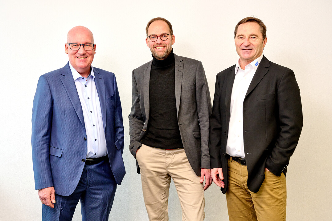 Zum 01.01.2023 übernimmt Jörg Hofmann die Geschäftsführung von Deceuninck in Deutschland. Im Bild das Führungsteam mit Jörg Hofmann (Geschäftsführung, Werkleiter), Jörn Schütte (Vertrieb), Patrick Hartmann (Human Resources)