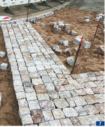 Diagonalpflaster in einer gekrümmten Straße. Auch für Beißner war ...