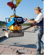 Das Vakuumanbaugerät SH-2 500 von Probst hebt schwere Lasten bis 2 500 kg. Mit einem Lasthaken kann es an jedes Trägergerät angehängt werden.