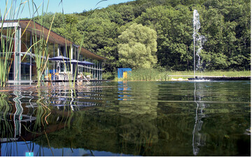 Anhand des Teichs vor der Firmenzentrale erklrt Peter Petrich seinen Kunden die Unterschiede zwischen den Biotop-Produkten Living-Pool und Swimming-Teich.