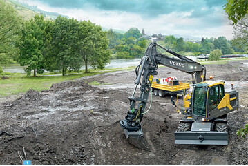 Bagger, Gertetrger, Zugmaschine – der 16-Tonner Volvo EW160E beweist die bekannte Vielseitigkeit des Maschinenkonzepts.