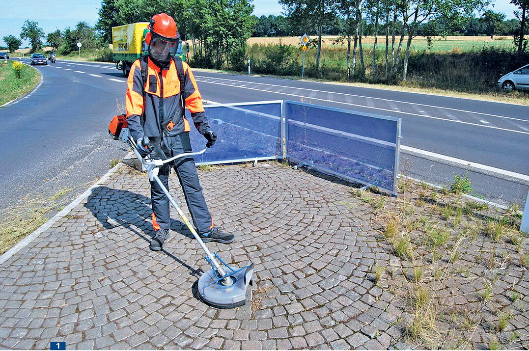 Die Wildkrautbürste Weedgo von Weber mit Schutzhaube im Einsatz ...