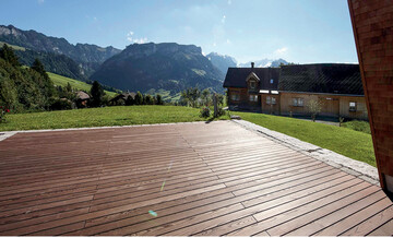 Oben: Wrmebehandlung (hier Thermoholz von Hoka) ist ein Weg, Holz dauerhafter zu machen.