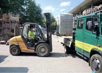 Um einen grtmglichen Wirkungsgrad der Landschaftsgrtner auf der Baustelle zu erreichen, bernimmt der Betriebshofleiter das Laden der Fahrzeuge bei Wragge Grten.