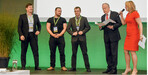 Matthias Lösch (Roland Riedel, Mitte), Bauleiter Pascal Gohr (2. v. l.) und Planer Jonas Reif (l.) von der Gartenpraxis erhielten den Staatsehrenpreis des BMEL für den „Garten Citytrop".