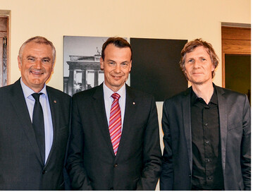 „Grnes Dach" light: Helmut Selders (l., BdB), Lutze von Wurmb und Till Rehwaldt (bdla) wollen auch den ZVG in der „Initiative Grn fr Stadt und Land" mitnehmen.